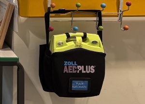 New Defibrillator in Canolfan Amanwy / Diffibriliwr Newydd yng Nghanolfan Amanwy